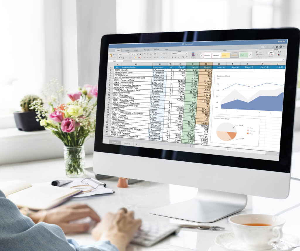 Persona trabajando con Microsoft Excel y Word en una oficina